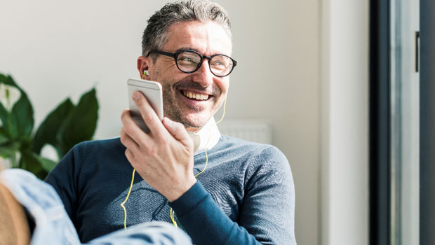 en man holder en mobil og hat telefonsamtale