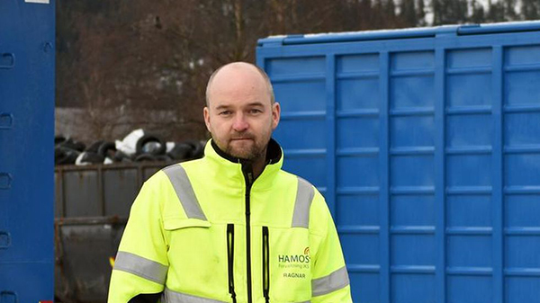 Torbjørn Evjen fra Hamos står foran en blå kontainer.