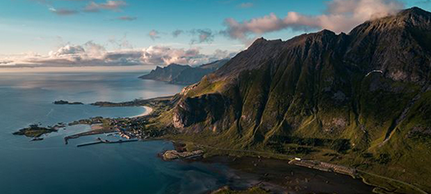 Kyst med fjell og sjø