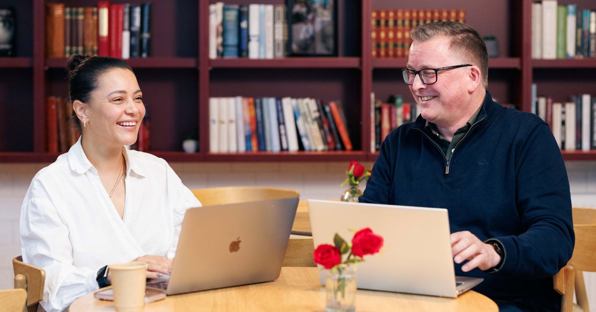 Carol og André demonstrerer hvor enkelt det er for hackere å få tilgang til sensitiv informasjon.