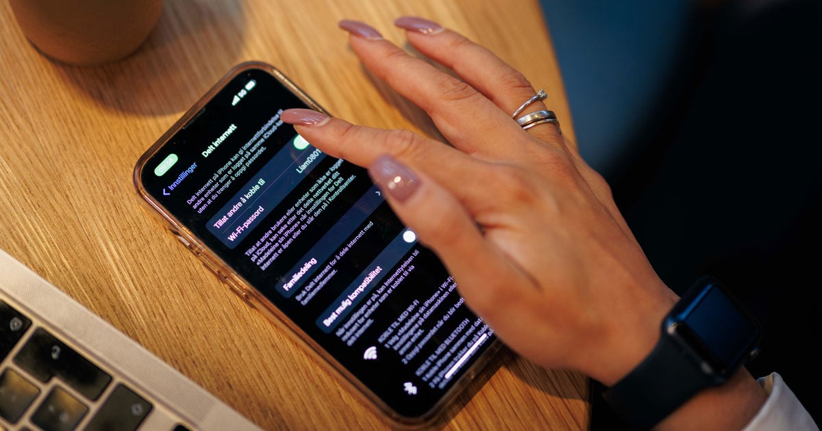 Bilde av en smarttelefon som logger seg på wifinett.