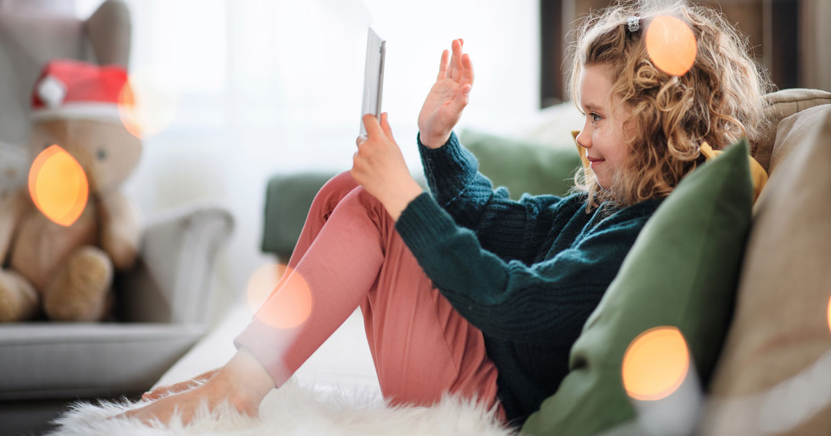 Liten jente som fikler med mobiltelefon
