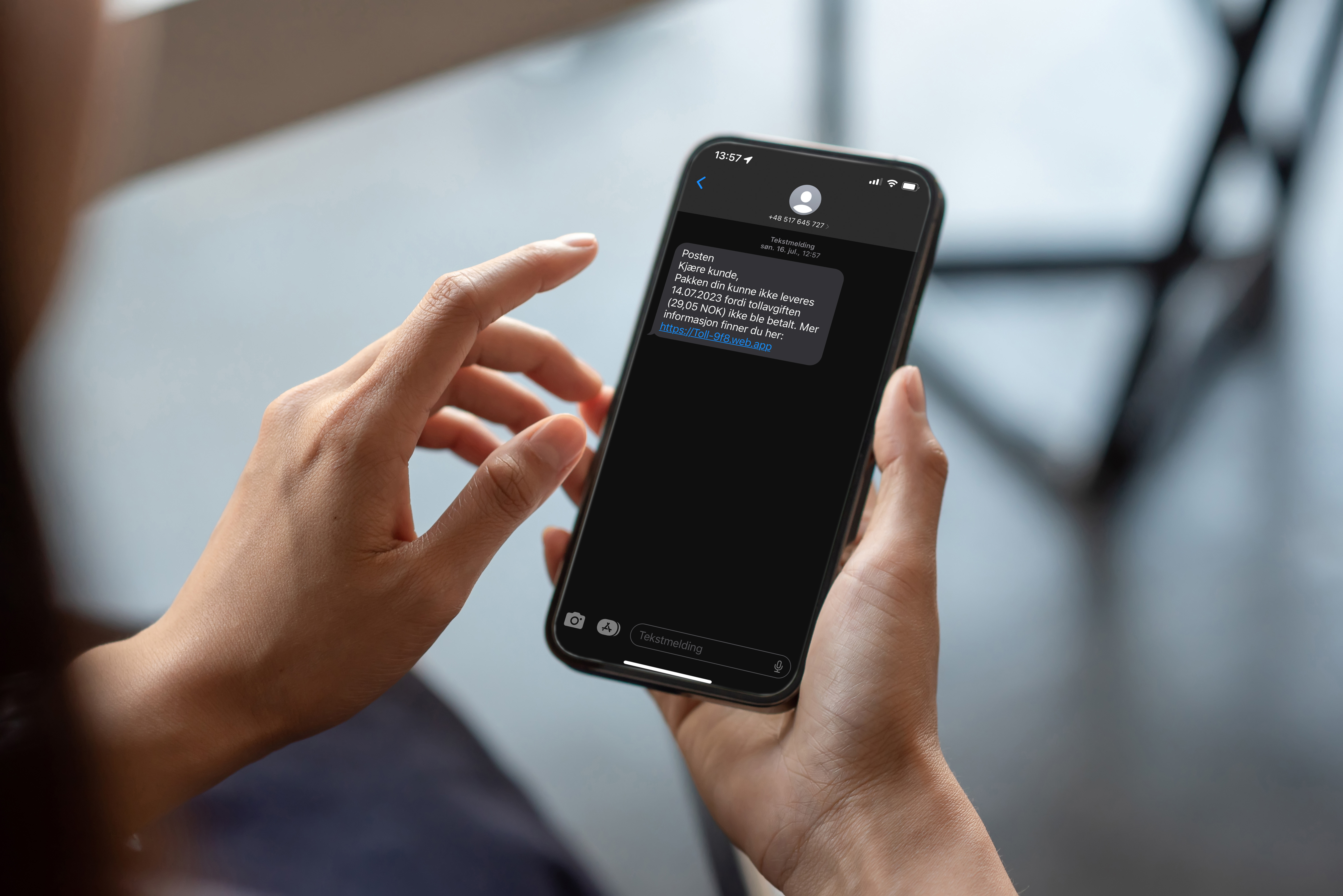 Bilde av falsk hentemelding på telefonen
