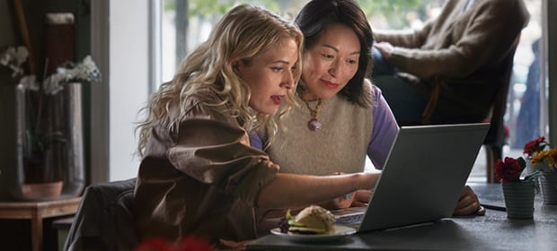 2 damer jobber på pc