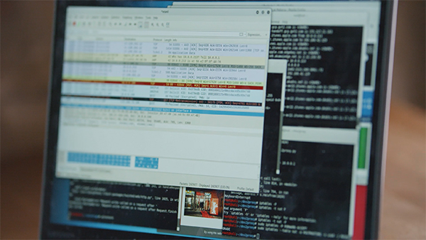 PC-skjerm med programmer for hacking