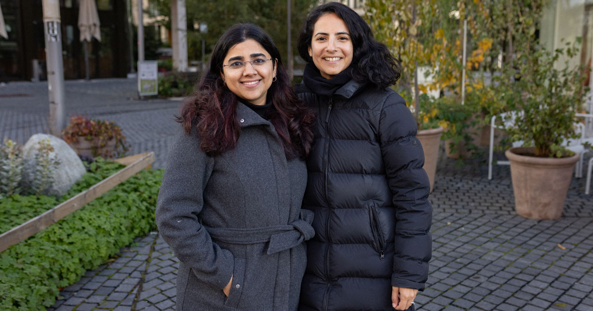 Jyoti og Umbrella er Vidhi Kumar smiler mot kamera