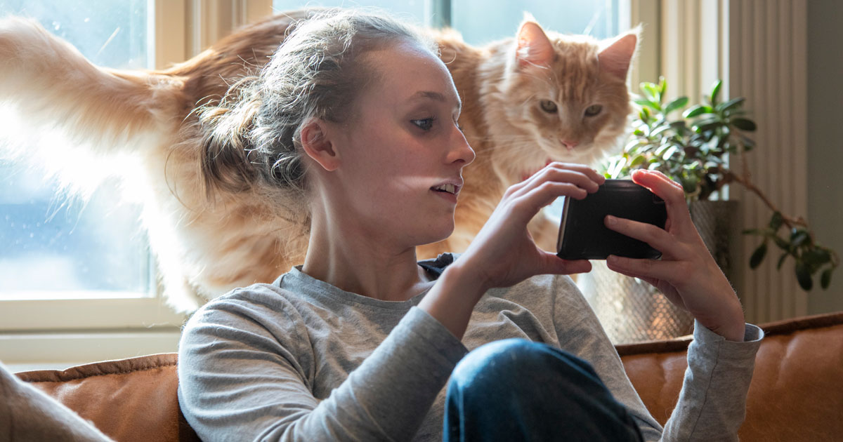 Jente 14 år ser på youtube sammen med katten