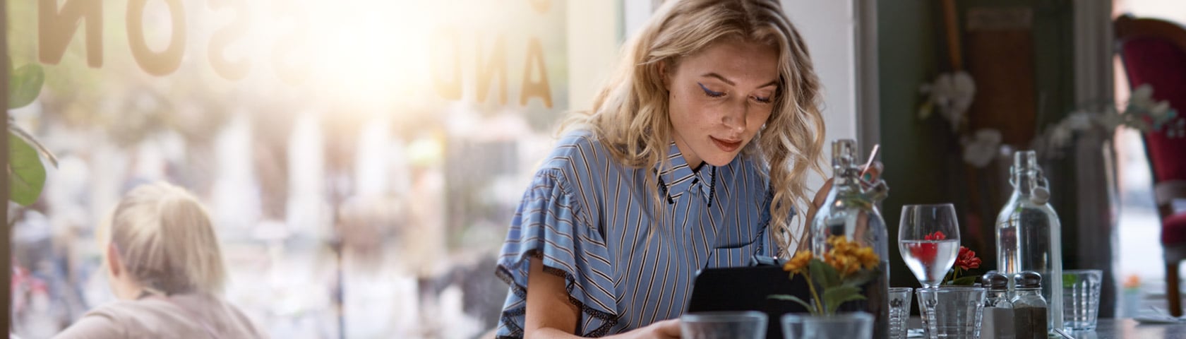 en dame jobber på pc