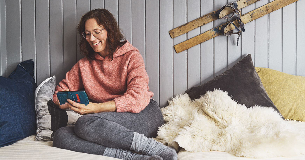 Dame med mobil Telia Ubegrenset