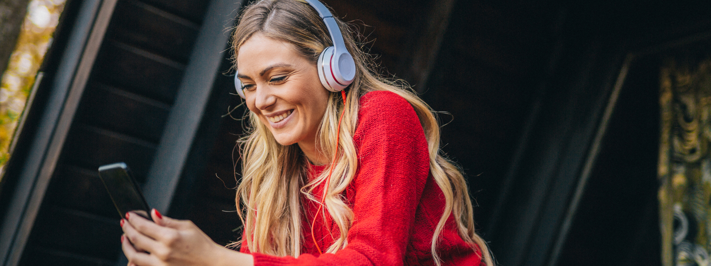 Dame med mobil og headset