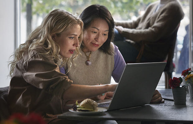 Kvinner på kafe jobber på laptop