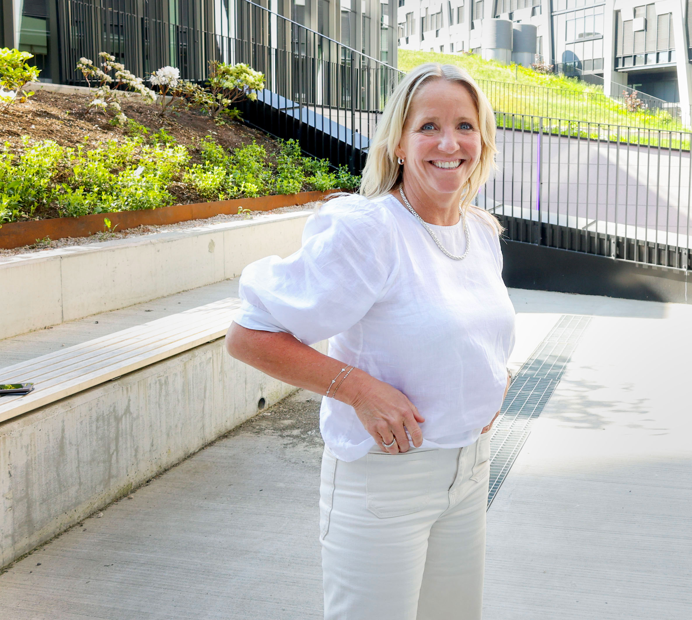 Camilla Forberg, merkevare- og markedsdirektør i Telia, smiler mot kamera foran Telia-bygget.