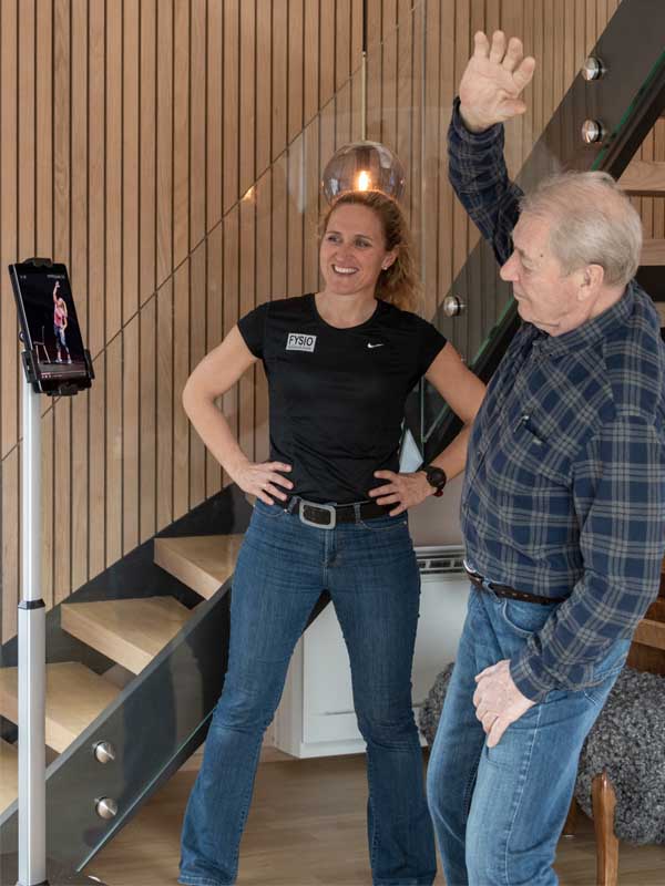 Eldre mann som trener med Innocom