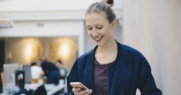Mobil som tjeneste - Dame med mobiltelefon.