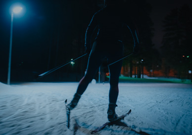 En person som går på ski om kvelden