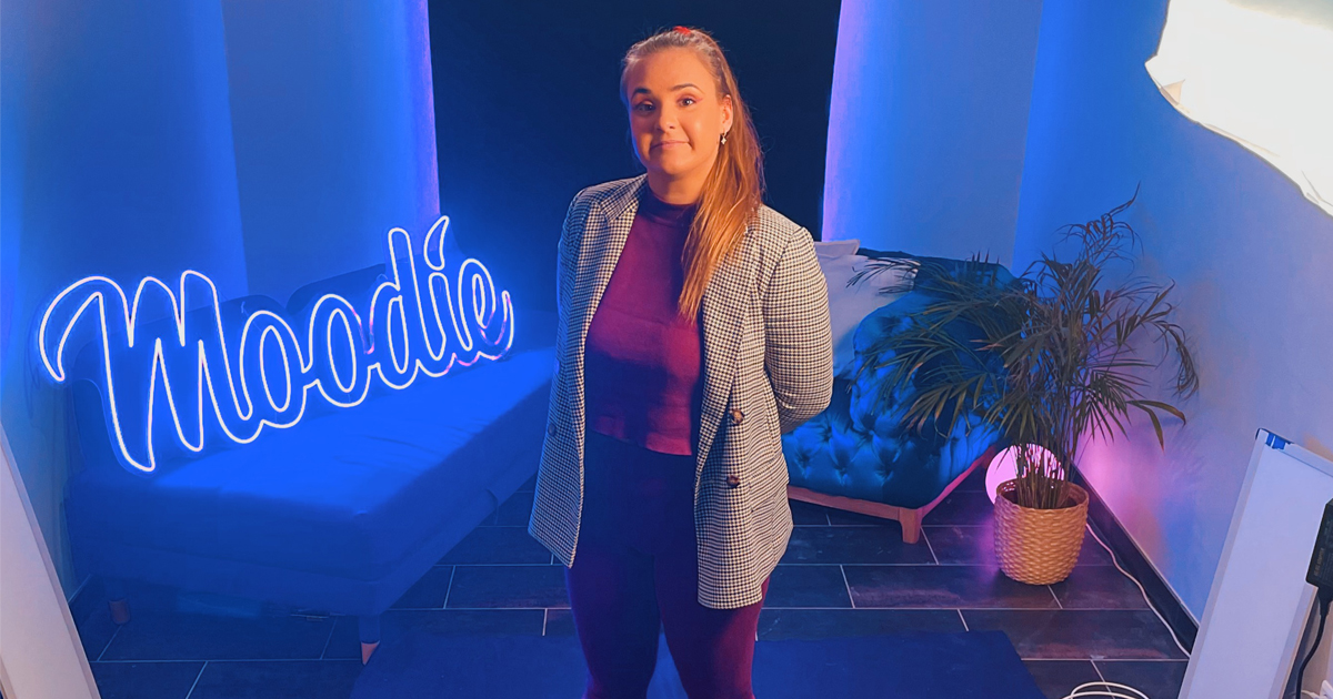 Fanny Ødegård i den lilla Moodie-bilen. 