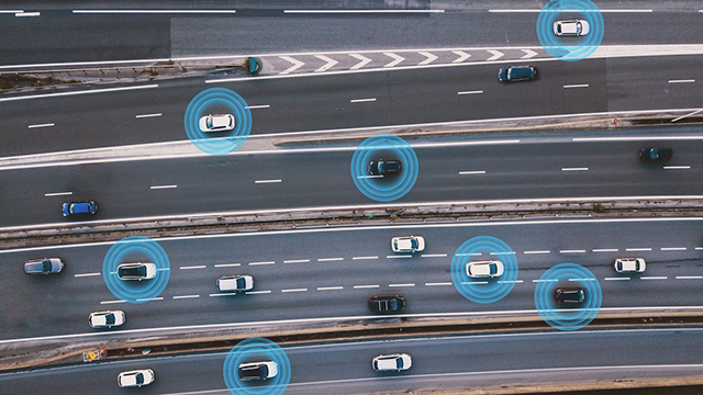 mangefelts motorvei med biler. Flere biler med illustrerte blå sirkler rundt seg.