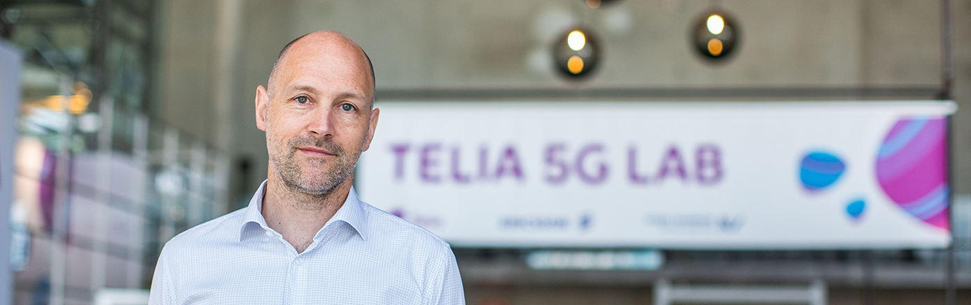 Strategidirektør Kenny Hognestad i Telia Next foran skilt med Telia 5G Lab.