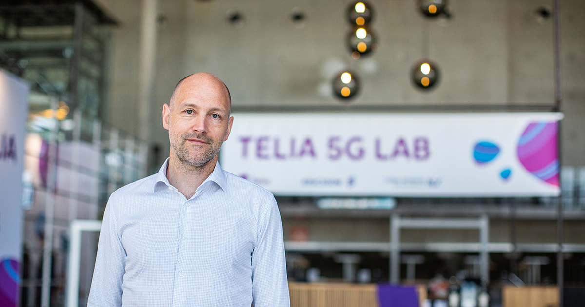 Strategidirektør Kenny Hognestad i Telia Next foran skilt med Telia 5G Lab.