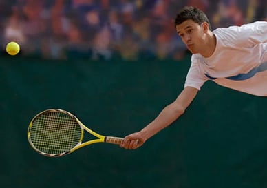 En mann som spiller tennis
