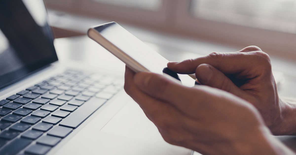 Bilde av kvinne som taster på smarttelefon