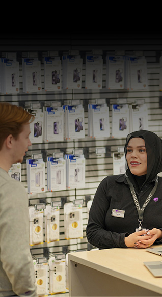 Kunde og ansatt ved disken i en Telia-butikk