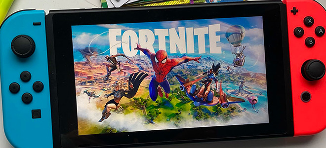 Fortnite på en Nintendo Switch, liggende på en pult.