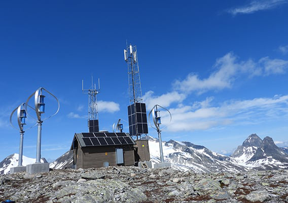 Miljøvennlig basestasjon ved Trollstigen, en fin og solrik vinterdag.