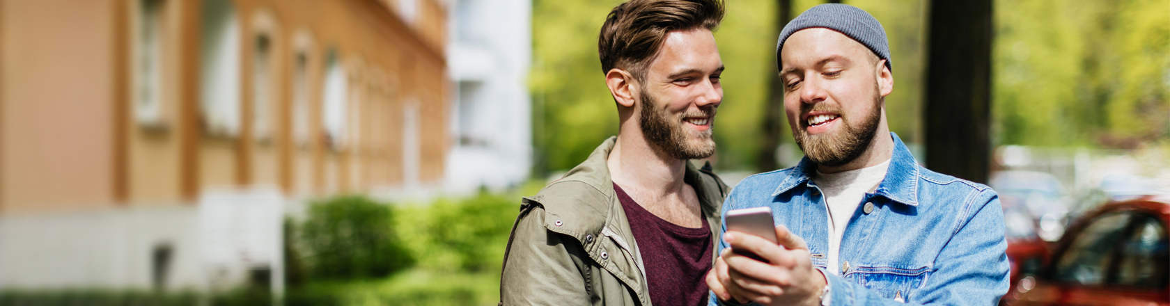 Par ser på mobilen mens de går en tur