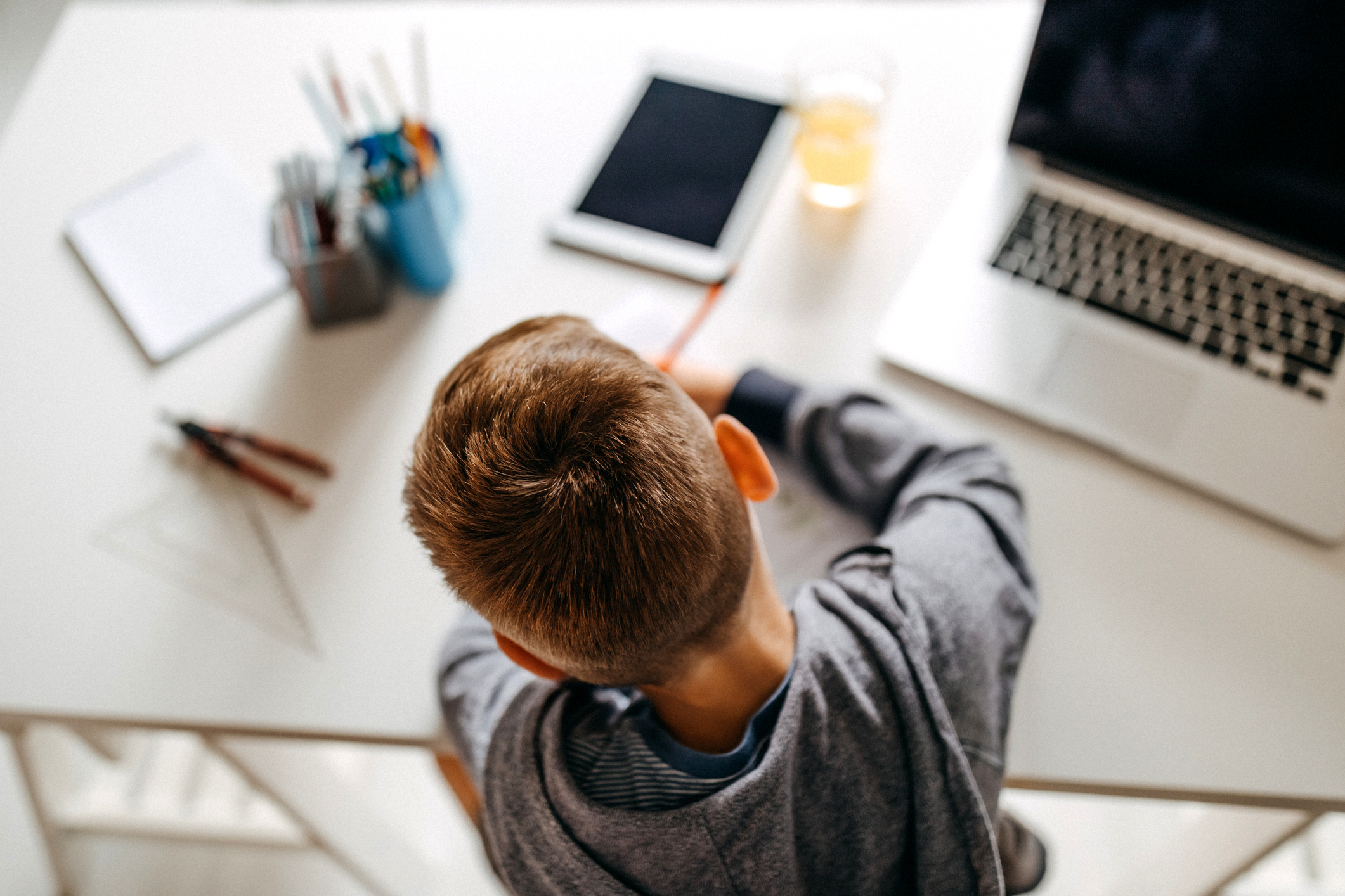Barn jobber med lekser på hjemmeskole. Barn jobber med lekser på hjemmeskole.