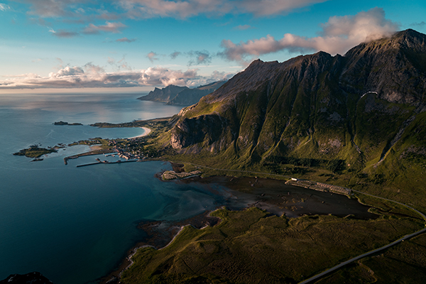 Utsikt over fjell og hav i Norge