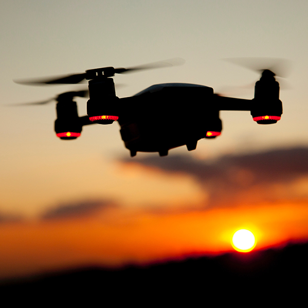 Drone flyr i kveldssol Drone flyr i kveldssol