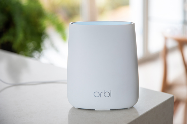 Netgear Orbi på en kjøkkenbenk. En grønn plante og vinduer ute av fokus i bakgrunnen. Netgear Orbi på en kjøkkenbenk. En grønn plante og vinduer ute av fokus i bakgrunnen.