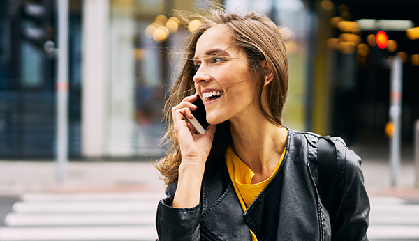 Blid kvinne med mobiltelefon Blid kvinne med mobiltelefon