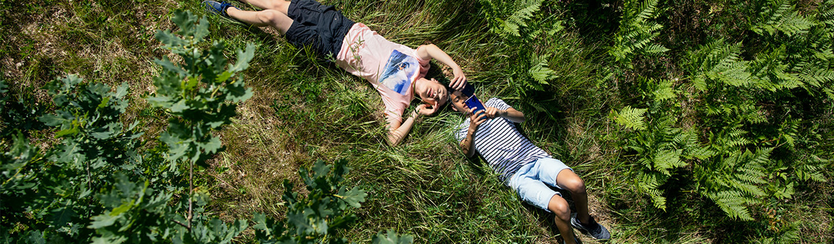 To menn ligger i gresset