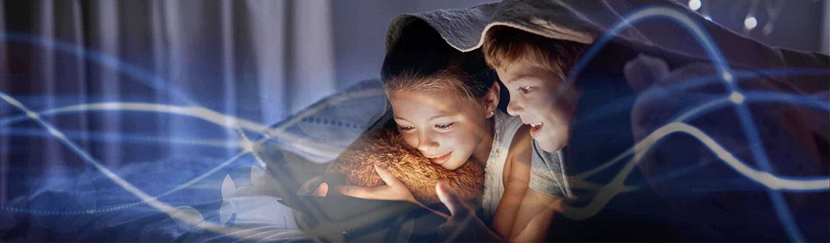 To barn ser på en telefon i mørket