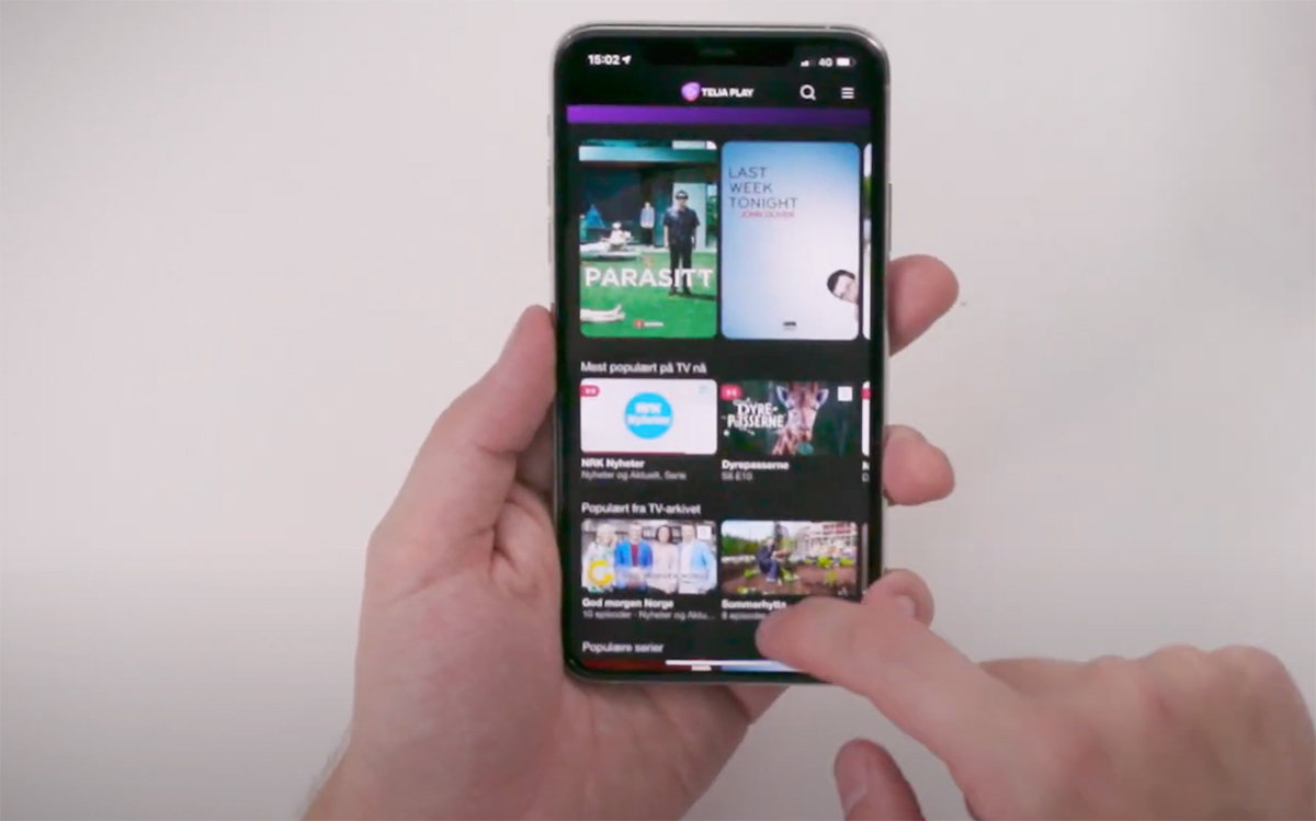 Blid mann iført Telia-skjorte og snasne briller forklarer Telia Play.