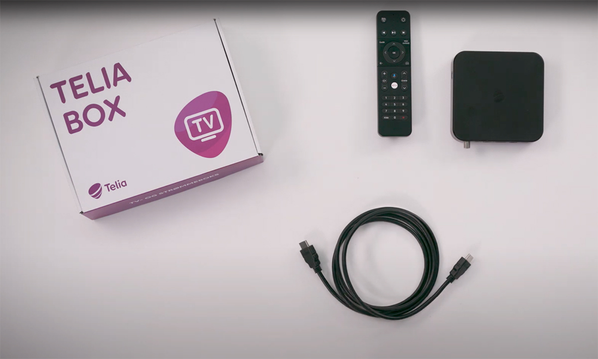 Eske til Telia Box, fjernkontroll, Telia Box og HDMI-kabel, sett ovenfra, liggende på et bord.